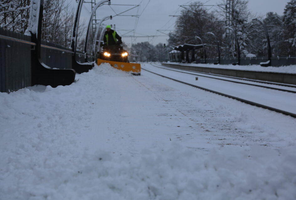 Libedusetõrje talvetingimustes: eksperdi nõuanded lume ja jää vastu libedusetõrje
