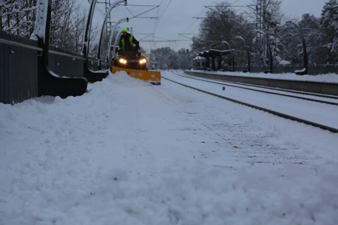 Libedusetõrje talvetingimustes: eksperdi nõuanded lume ja jää vastu libedusetõrje