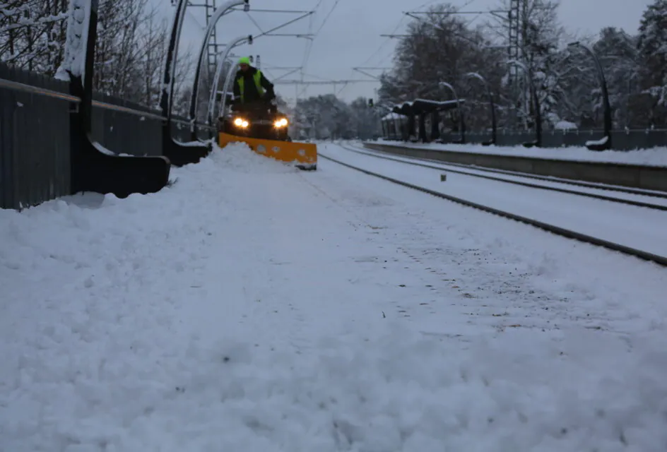 Libedusetõrje talvetingimustes: eksperdi nõuanded lume ja jää vastu libedusetõrje